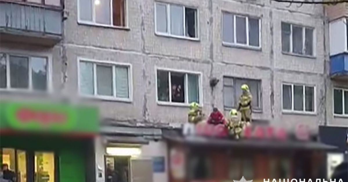 У Києві нетвереза жінка випала з третього поверху