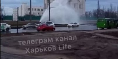 В Харькове двухметровый фонтан остановил движение трамваев и оставил без воды четыреста домов