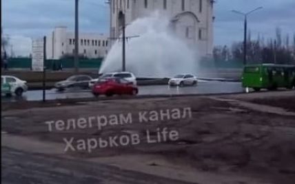 В Харькове двухметровый фонтан остановил движение трамваев и оставил без воды четыреста домов