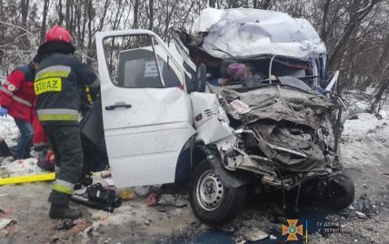 Водителю грузовика, спровоцировавшему смертельное ДТП под Черниговом и убившему 13 человек, сообщили о подозрении