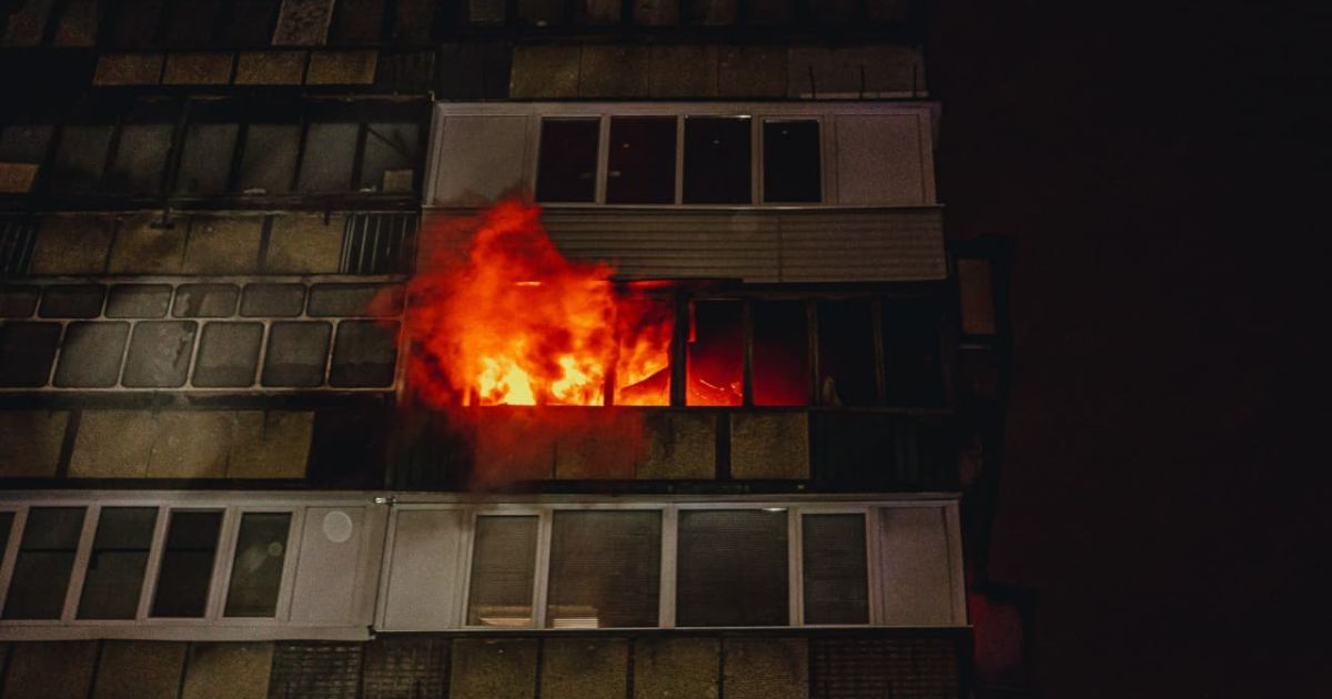 В Киеве произошел смертельный пожар в многоэтажке: человек выпал из окна (фото)