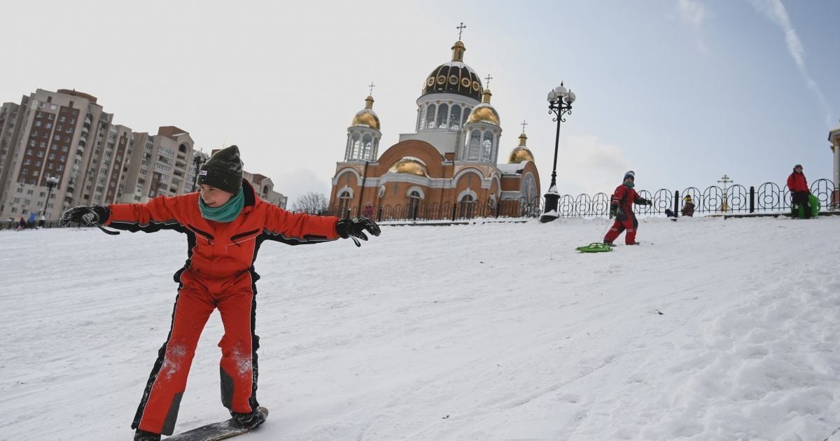 Заснеженные дороги, мороз и ветер стали обыденностью: как столица приспособилась к большому снегу