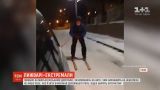 Екстремали катаються на лижах, зачепившись за авто у Рівному