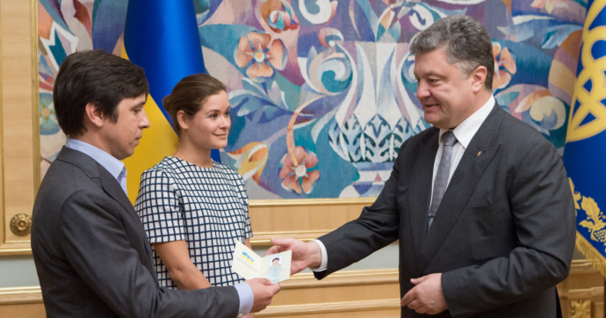 Порошенко вручил Гайдар и Федорину паспорта граждан Украины
