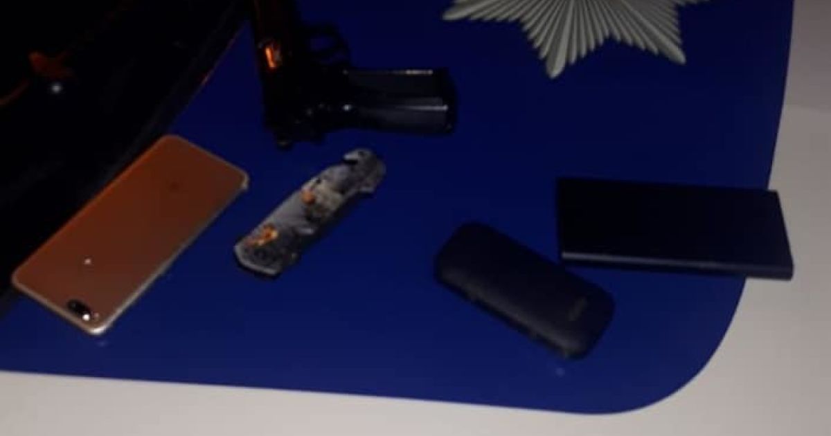 Плюнул в лицо: в центре Львова мужчина с ножом и пистолетом напал на 23-летнюю девушку