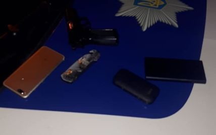 Плюнул в лицо: в центре Львова мужчина с ножом и пистолетом напал на 23-летнюю девушку