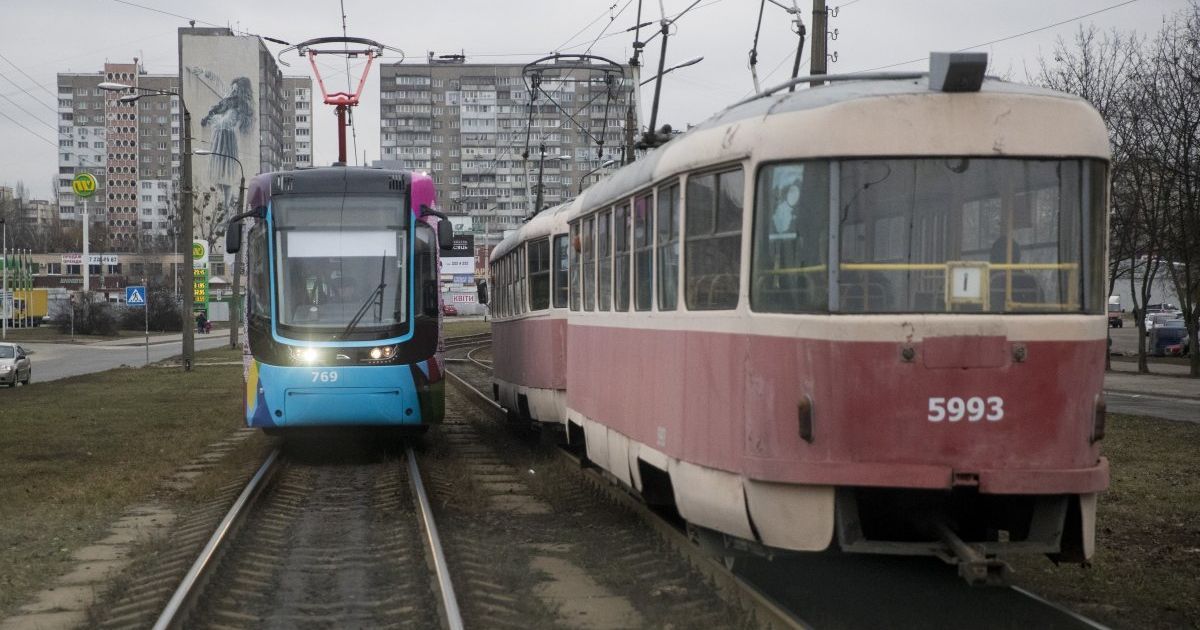 На Троєщині та біля метро "Лісова" затримуються трамваї через "перевищення ліміту". На місці працює поліція