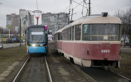 На Троєщині та біля метро "Лісова" затримуються трамваї через "перевищення ліміту". На місці працює поліція