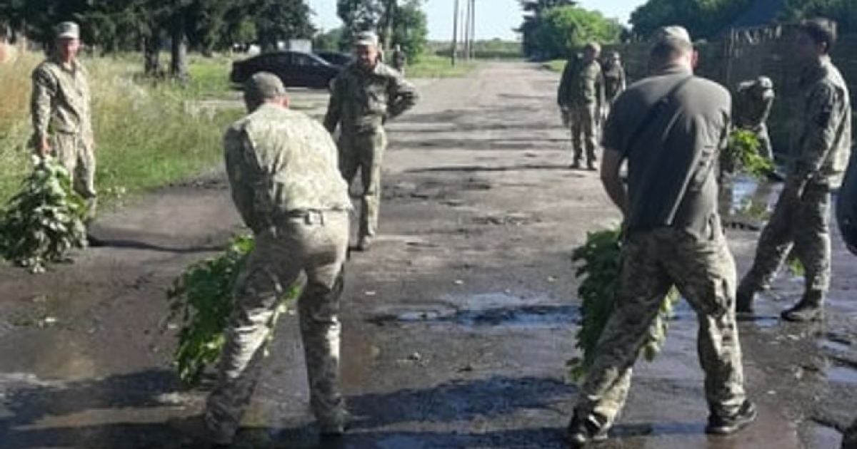 У Луцьку військові вигрібали воду з калюж перед візитом Зеленського – ЗМІ