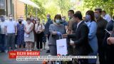 Взрыв дома на Позняках: Зеленский передал пострадавшим сертификаты на новое жилье