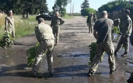 В Луцке военные выгребали воду из луж перед визитом Зеленского – СМИ
