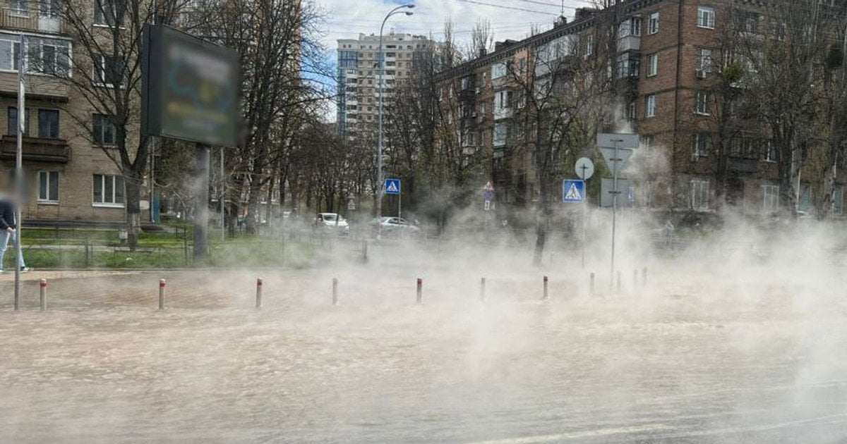 В Києві заливало окропом переходи метро