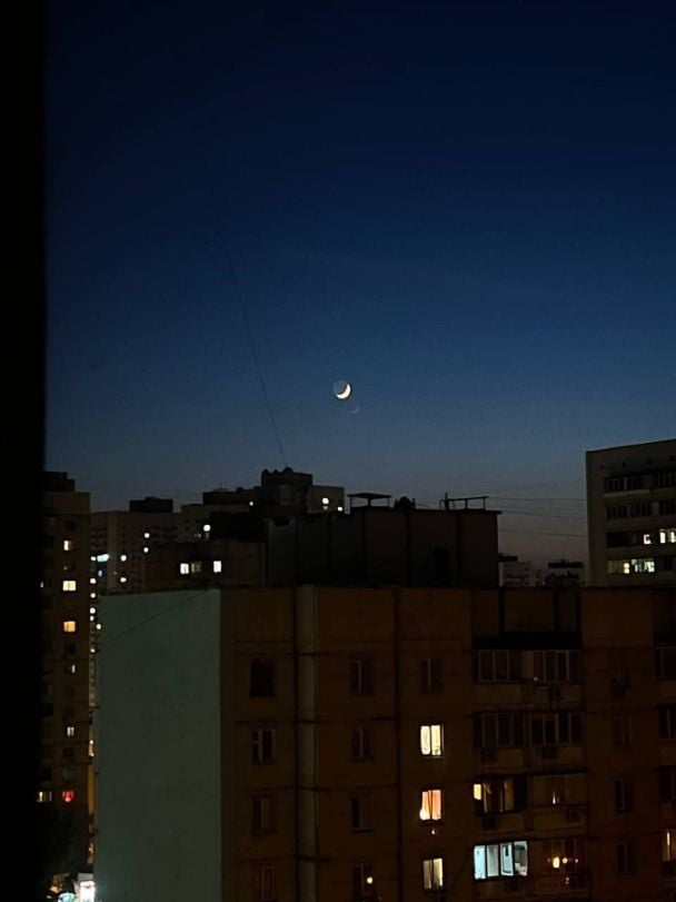 Ввечері українці могли бачити у темному небі яскравий тоненький Місяць.