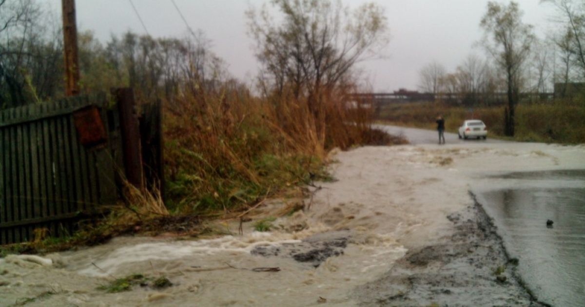 Несколько жилых районов вновь оказались под водой / © sakhalin.info