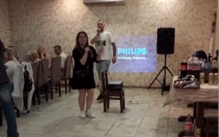 Пісні Лепса у київському кафе: дівчину виштовхали із закладу через зауваження адміністрації (відео)