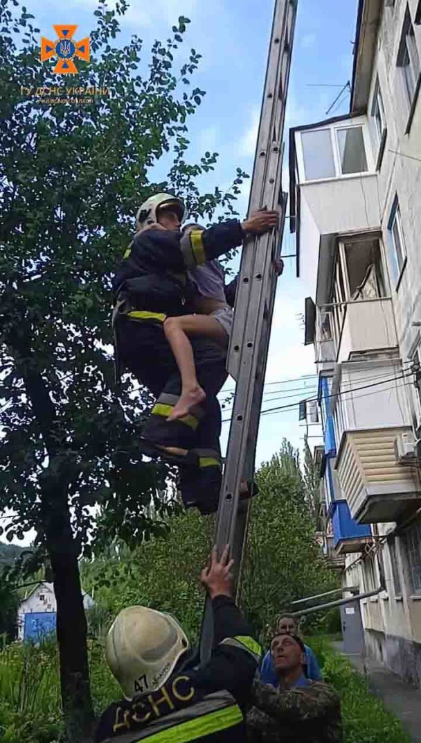 Рятувальники по драбині дісталися до дитини, зняли її та передали медикам