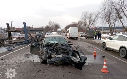 Из-за масштабного ДТП заблокирована трасса: на въезде во Львов столкнулись три автомобиля, есть пострадавшие (фото, видео)