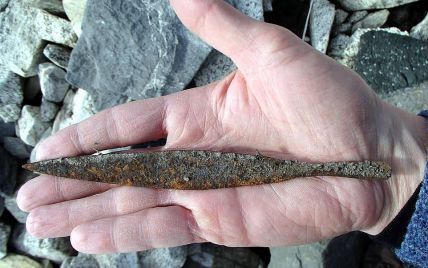В леднике Норвегии нашли 1500-летнюю стрелу викингов. Фото и видео находки