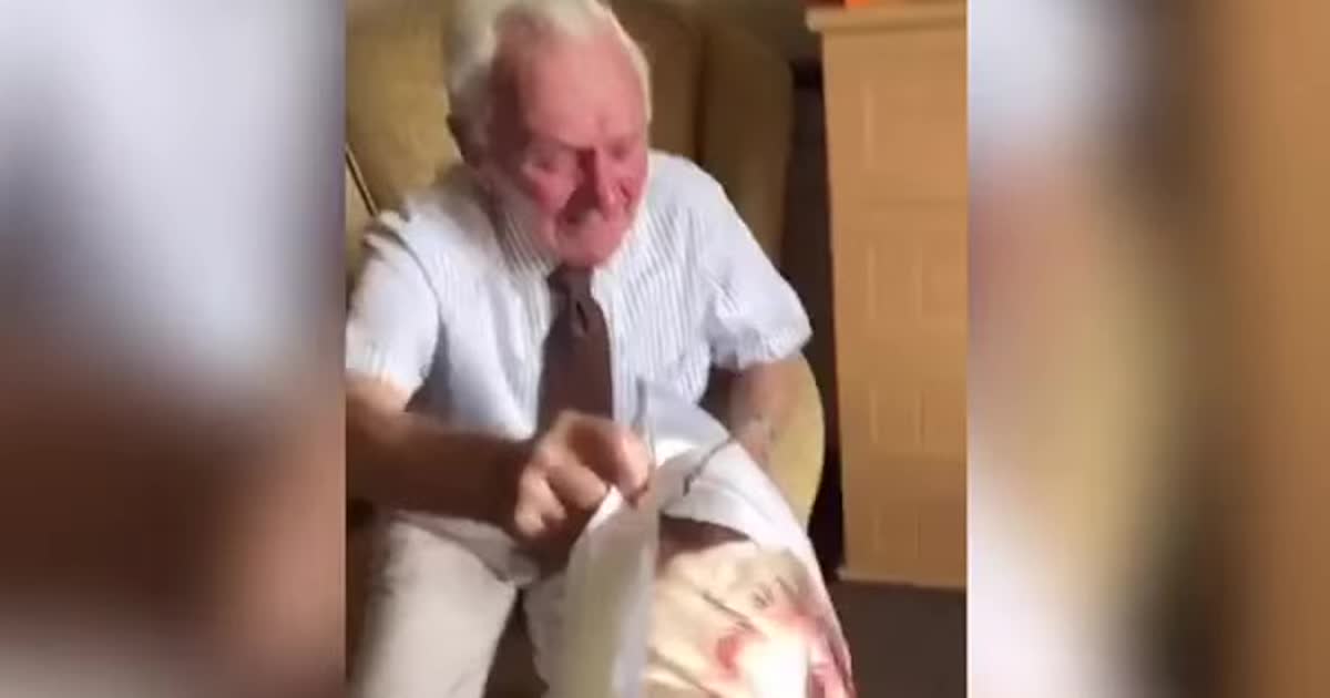 Сиделка растрогала 94-летнего мужчину подушкой с фото его покойной жены
