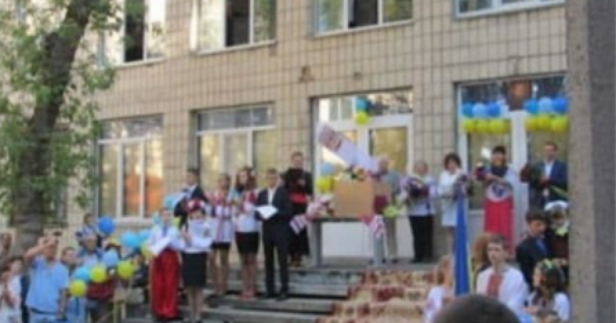 У Києві сходи до школи устелили килимом