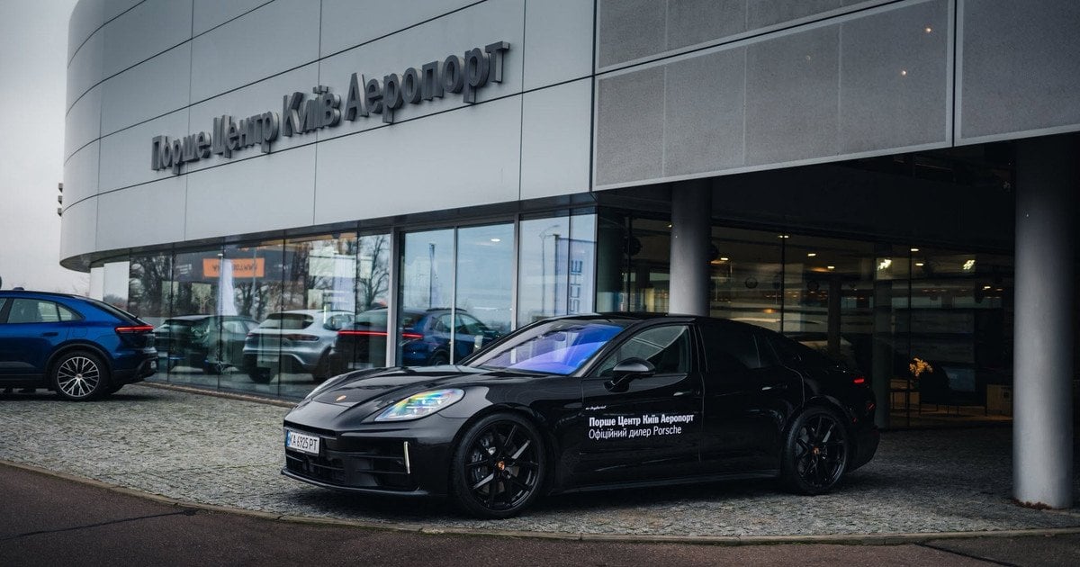 Россияне атаковали автосалон Porsche