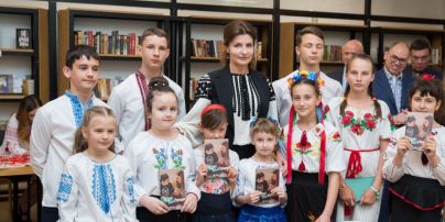 Черным по белому: Марина Порошенко в вышиванке приехала на Одесчину