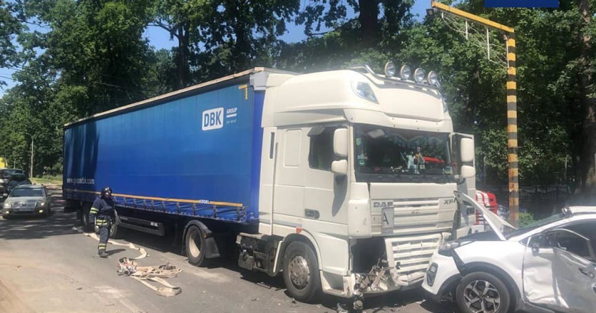 У Бучі зіткнулися вантажівка і легковик: травмовані двоє дітей і двоє дорослих