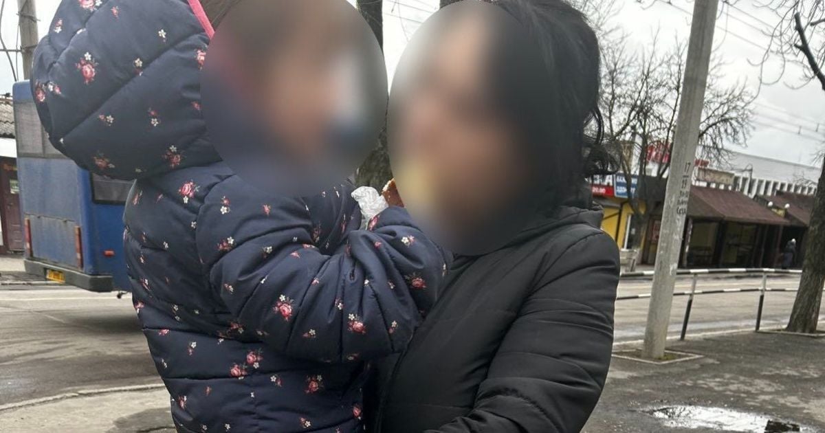 У Кременчуці горе-мати відправила роздягнену 2-річну дитину викидати сміття  (фото)