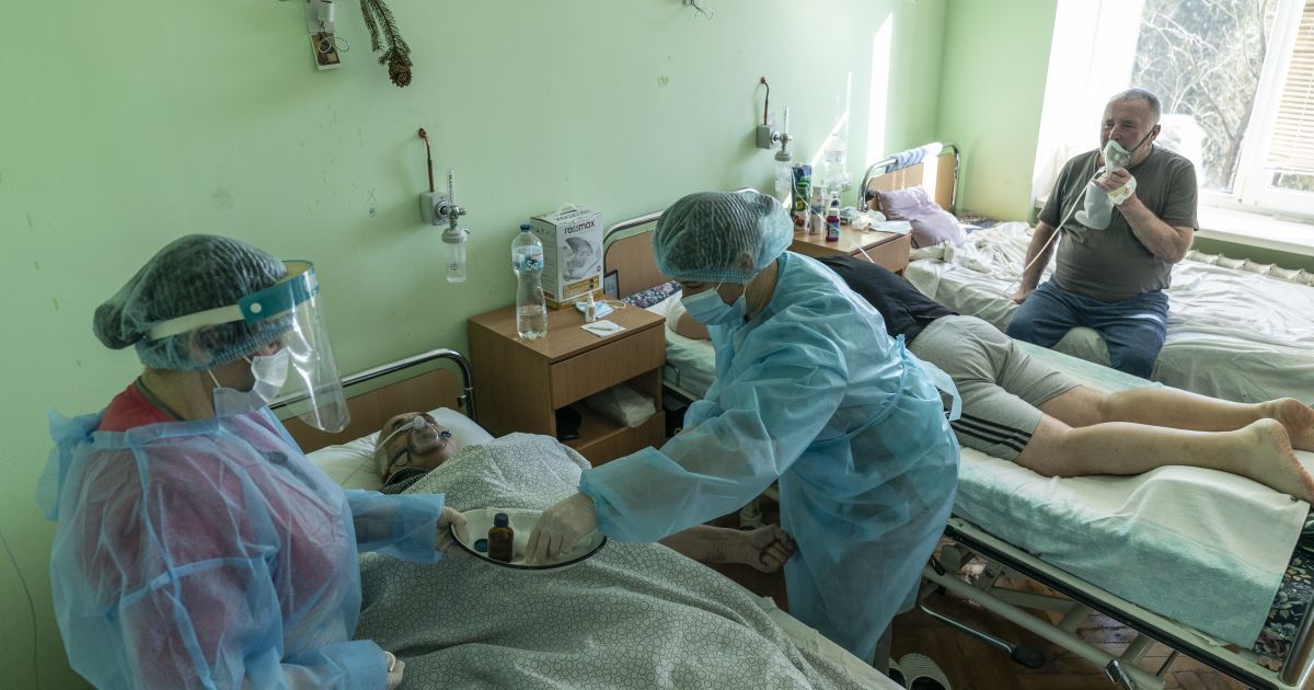 За крок до "червоної" зони: у Києві та семи областях перевищено поріг госпіталізацій з коронавірусом