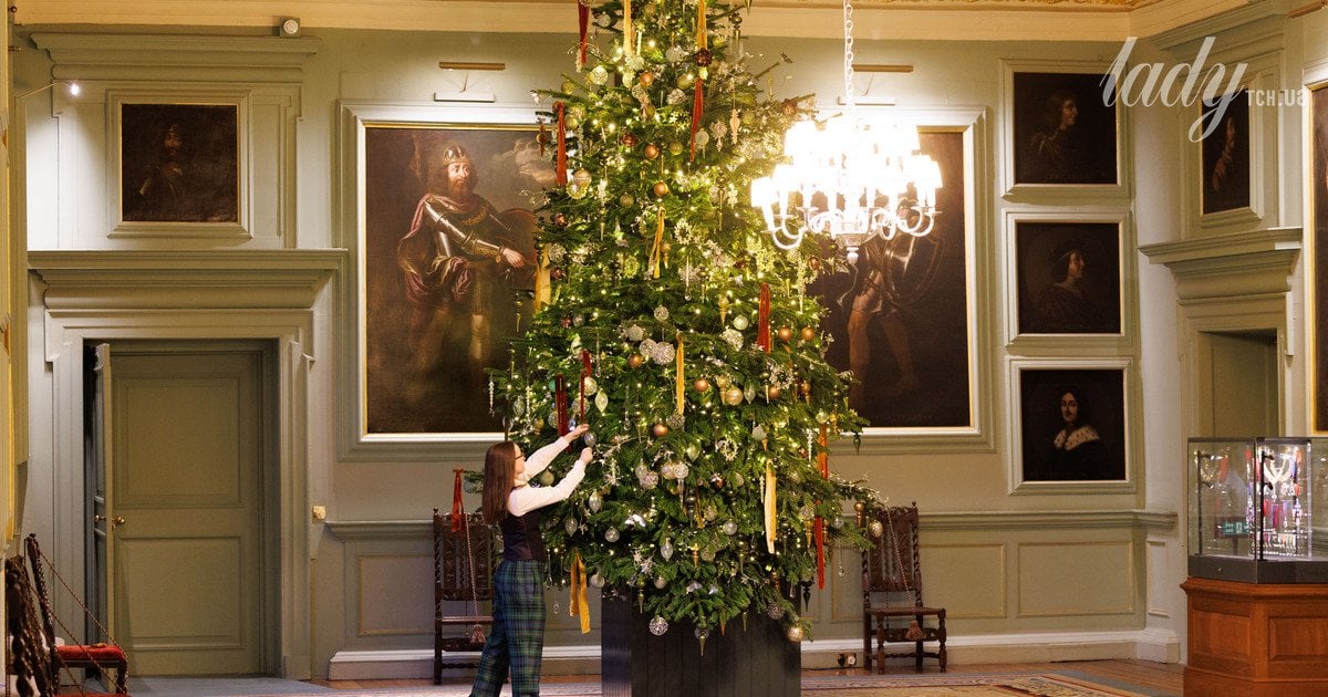 Украшение елки в Холирудском дворце в Шотландии