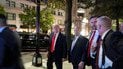 Президент США Дональд Трамп с командой во время выхода из ресторана в Вашингтоне