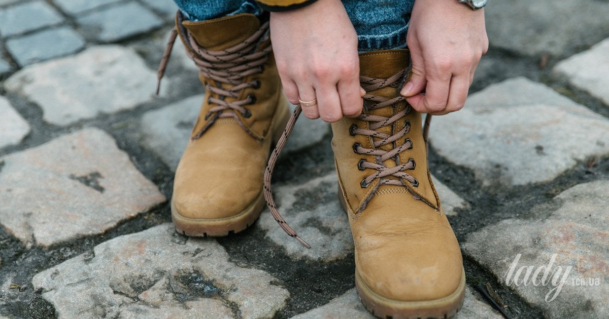 Як прибрати сольові плями з черевиків