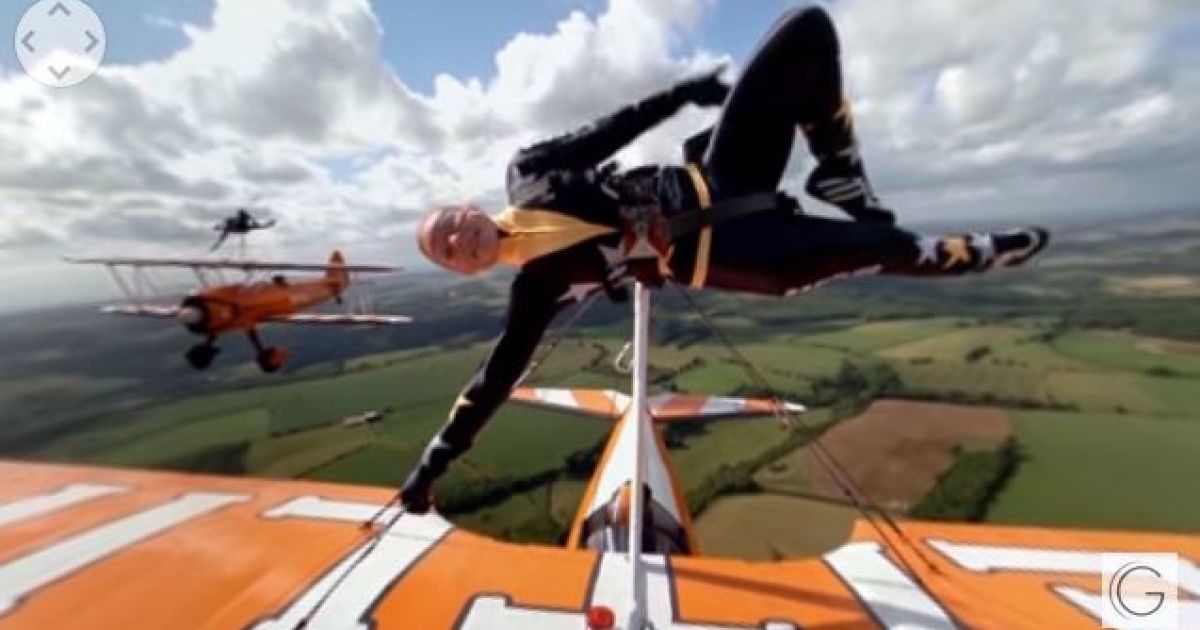 Смелая акробатка демонстрировала мастерство на крыльях самолета