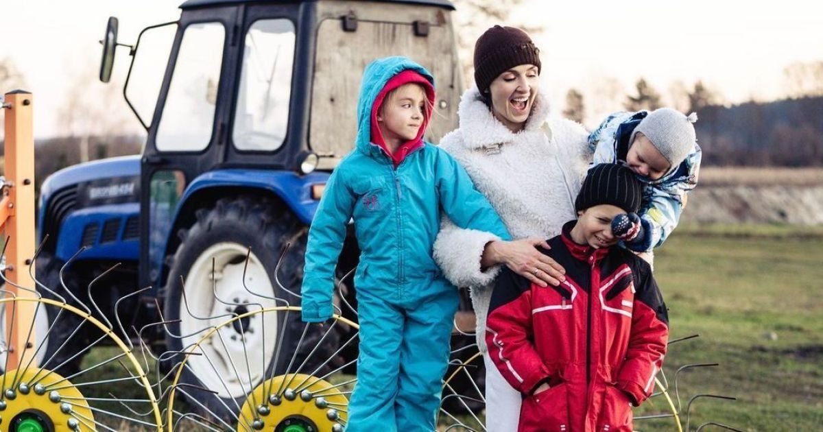 Валентина Хамайко показала, как гуляла с детьми на собственной ферме