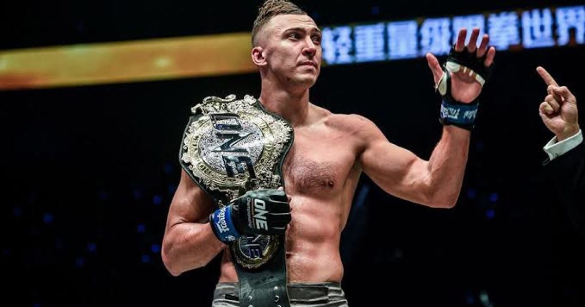 Украинский кикбоксер избил соперника в чемпионском бою (видео)