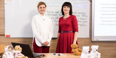 С элегантной прической и в рубиновых штанах: Елена Зеленская приняла участие в съемках онлайн-урока