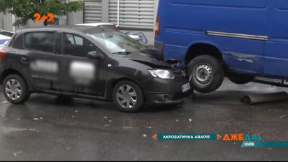 В Киеве на мужчину возле светофора упал микроавтобус