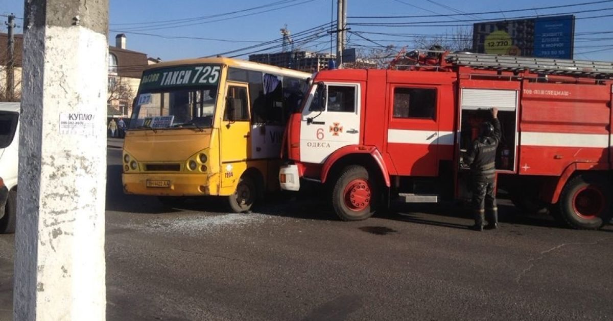 В Одесі пожежний КамАЗ протаранив пасажирську маршрутку