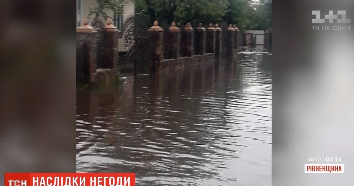 Воды по колено: село в Ровенской области затопило из-за сильных дождей