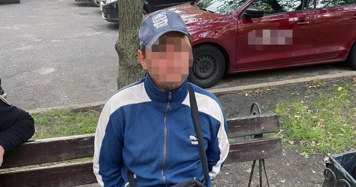 Рассчитался чужой карточкой и надел краденые кроссовки: в Киеве задержали серийного квартирного вора