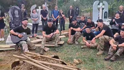 На могиле погибшего защитника "Шелби" побратимы исполнили его любимую песню (видео)