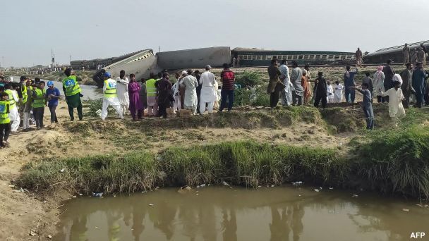 У Пакистані пасажирський потяг зійшов з рейок / Фото: AFP / ©