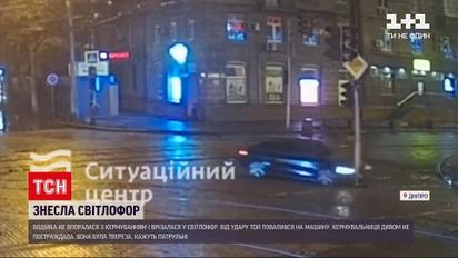 У Дніпрі водійка врізалася у світлофор – той від удару впав на авто