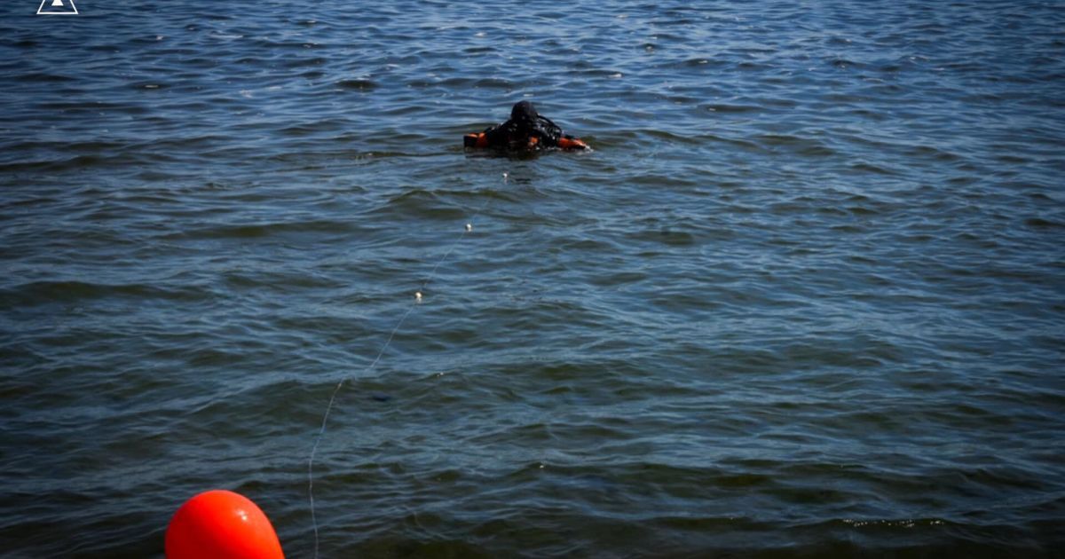 Дівчину розшукують водолази