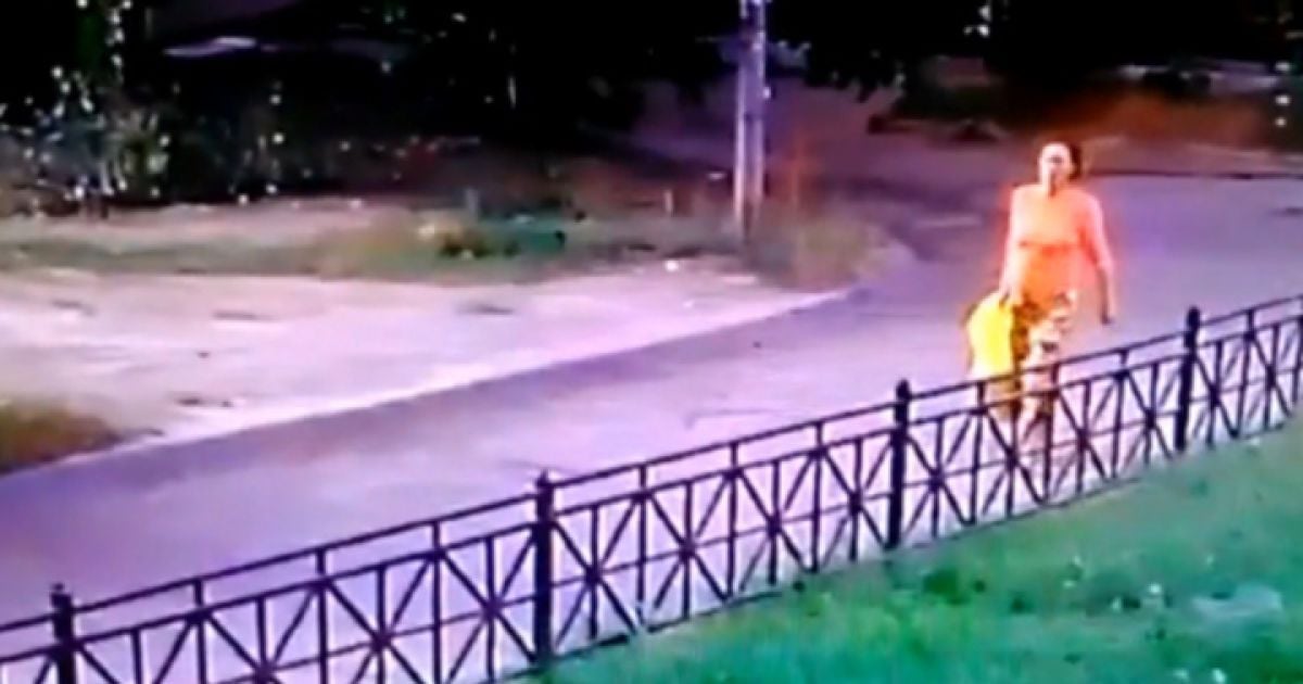 В Казани камеры зафиксировали женщину, которая покинула младенца в пакете на улице