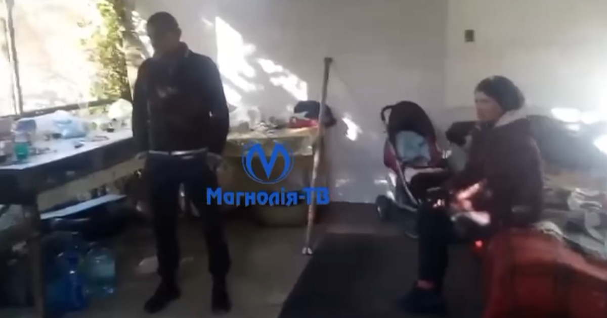 У Києві на ВДНГ сім’я з немовлям живе у будинку з листів гіпсокартону: відео