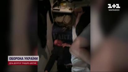 Заснув у купе провідника на підлозі, а ноги викинув у коридор!