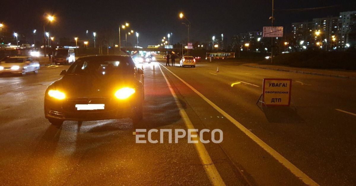 П’яний чоловік у Києві вирішив перебігти шість смуг проспекту і потрапив під Tesla