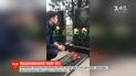 Зеленский почтил память жертв Второй мировой войны, возложив цветы на могилу своего дедушки