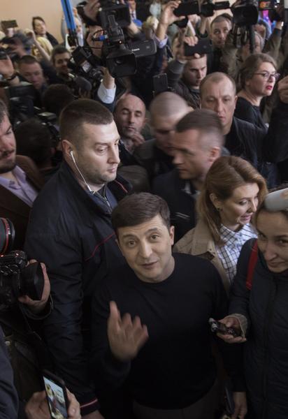 Много шуток и первые обещания. Как голосовал на выборах Зеленский